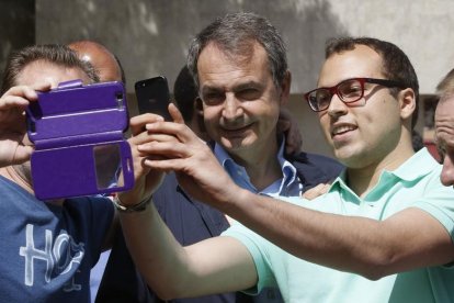 Rodríguez Zapatero se hace un selfie con un simpatizante a su llegada al acto de presentación de las candidaturas socialistas para los comicios del 26J, ayer en Madrid.