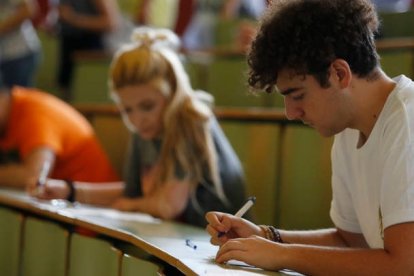 Un alumno realiza la prueba de acceso a la Universidad (Ebau) en el campus de León.  JESÚS F. SALVADORES