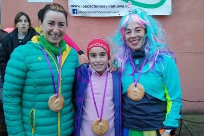 Las tres mejores de la categoría femenina en la carrera. DL