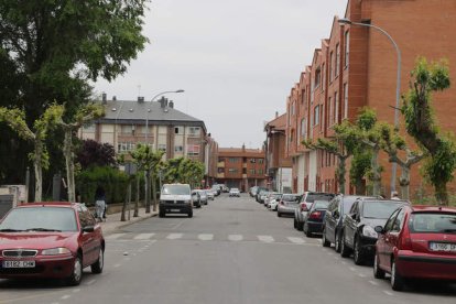 La calle La Fuente desemboca en las piscinas municipales. Se adoquinará y adornará con árboles. SECUNDINO PÉREZ