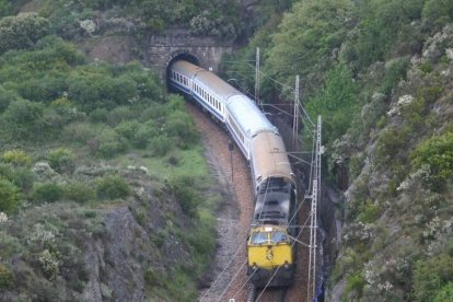 Uno de los túneles del lazo ferroviario del puente de Manzanal. DANIEL PÉREZ LANUZA