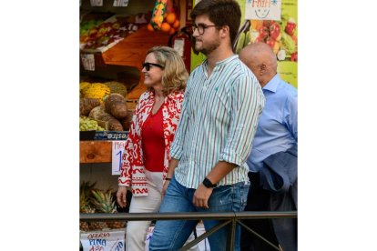 Calviño pasa ante un mercado de frutas y verduras. VICTOR LERENA