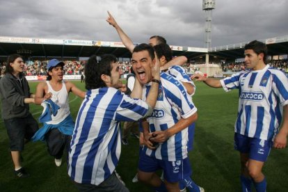 Guille celebra con aficionados la remontada contra la Cultural de mayo de 2005. L. DE LA MATA