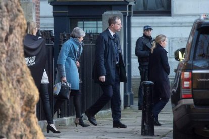 La primera ministra británica, Theresa May, a su salida del 10 de Downing Street. FACUNDO ARRIZABALAGA