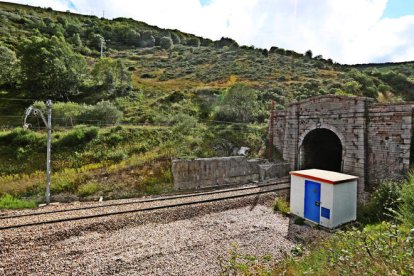 Túnel de la Perruca, referente de la gran obra ferroviaria y secular de la Rampa. RAMIRO