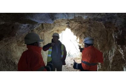 Interior de una de las galerías del proyecto minero Toral, en donde se están obteniendo datos con las prospecciones. DL