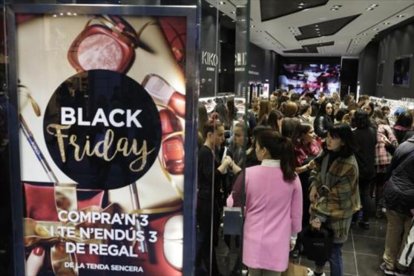 Dos mujeres cargan las bolsas con las compras realizadas el Black Friday .