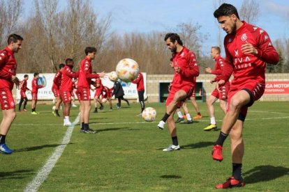 La Cultural ha preparado esta semana el partido ante el Deportivo con el reto de sumar la victoria. CYDL