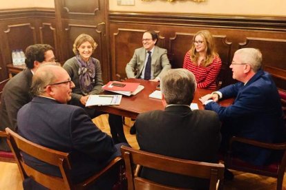 Reunión entre la ministra, los parlamentarios del PP y el alcalde de Carracedelo. DL