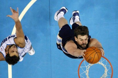 Marc Gasol mete una canasta, marcado por Marco Belinelli, este miércoles en Nueva Orleans.