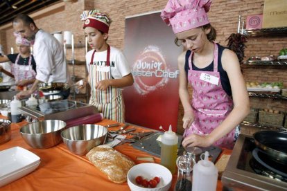 Uno de los participantes en la prueba de 'Masterchef júnior', ayer, en Madrid.