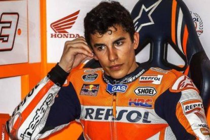 Marc Márquez, de Repsol Honda, descansa en su garaje en la segunda jornada de entrenamientos en Sepang, este martes.