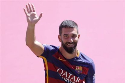 Arda Turan saluda en la presentación de la plantilla, el lunes en el Gamper