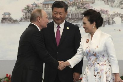 Xi Jinping (centro) y su esposa, Peng Liyuan, dan la bienvenida al presidente ruso, Vladímir Putin, en Xiamen, el 4 de septiembre