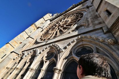 Imagen de archivo del rosetón de la fachada principal de la Catedral de León, actualmente en restauración, que volverá a colocarse a finales de año. RAMIRO