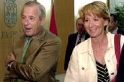 De Tejada llegó a la comisión acompañado por Esperanza Aguirre