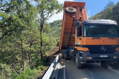 Primeras labores para acondicionar la pista forestal desde la LE-5238. DL