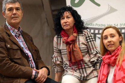 El presidente de Arle, Aurelio Gil, junto a Victoria Álvarez, trabajadora social de la asociación y Estefanía Santos García, en una foto de archivo.  RAMIRO