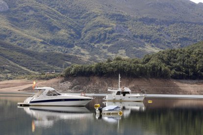 Embarcaciones a motor en el pantano de Riaño. MARCIANO PÉREZ