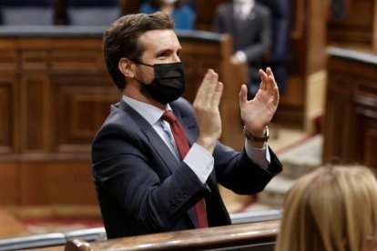 El líder del PP, Pablo Casado, aplaude al diputado popular Jaime Mateu Istúriz tras su intervención durante la sesión de control al gobierno este miércoles en el Congreso de los diputados. JAVIER LIZÓN