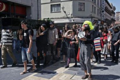 Los indignados portan el ataúd de la democracia en la calle Ancha.