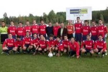 Plantilla del primer equipo al inicio de temporada en su campo de La Bolenga en Carrizo.