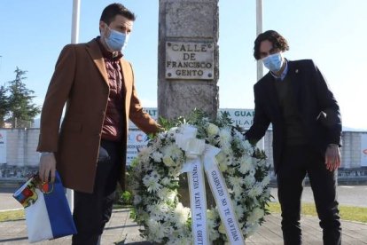 El alcalde de Astillero, Javier Fernández Soberón (d), durante la ofrenda floral del Ayuntamiento de Astillero y la Junta Vecinal de Guarnizo a Paco Gento en el monolito que da nombre a una calle de esta localidad. El Ayuntamiento de Astillero ha decretado tres días de luto oficial por el fallecimiento de Paco Gento y, según ha anunciado su alcalde, Javier Fernández Soberón, ya está trabajando para organizar el "gran acto de homenaje" que se merece el hijo predilecto de este municipio y una de las "mayores leyendas" del fútbol mundial. CELIA AGÜERO