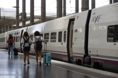 Vagones de Renfe en Madrid. JAVIER LIZÓN