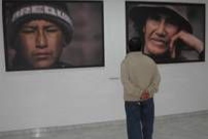 Un hombre observa algunas de las fotografías de la exposición