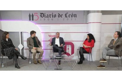 Sandra Valdueza, David Abril, Joaquín S. Torné, María Bolaños y Jesús Marcos, ayer en el Club de Prensa, durante el Foro Empresarial por la Recuperación. RAMIRO