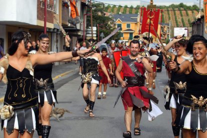 Una columna de legionarios y legionarias a su paso por el casco urbano de Cacabelos.