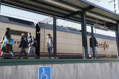 Viajeros en la estación de trenes de León. MARCIANO PÉREZ