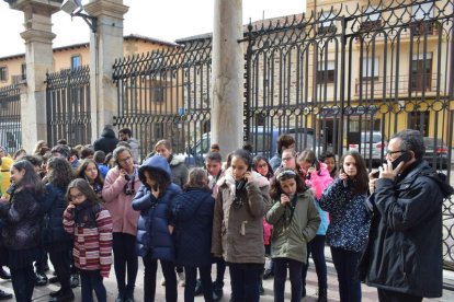 Escolares astorganos probaron ayer esta audioguía infantil. A. R.