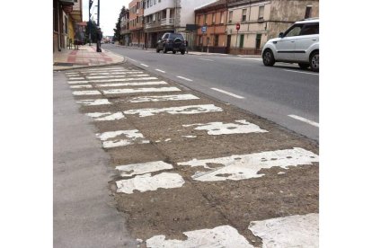 Estado del paso de peatones ubicado en la calle La Pasión y de la acera de Viña del Santo.