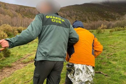 Un agente con uno de los rescatados. GUARDIA CIVIL