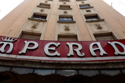 Imagen de archivo del año 2012 del Teatro Emperador con el mítico cartel que presidió la entrada durante décadas. ramiro