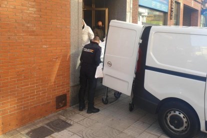 Momento de la intervención forense tras el crimen de Oviedo. POLICÍA NACIONAL