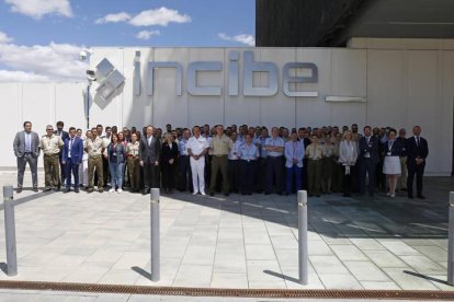 Amparo Valcarce y el director del Incibe con los soldados titulados. FERNANDO OTERO