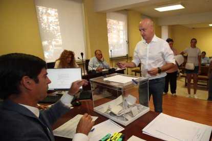 Julio Arias, que ha cerrados filas entorno al PP, ayer al votar. A. F. BARREDO