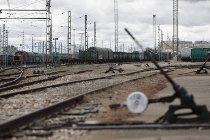 Vias ferroviarias en la zona de clasificación de mercancías en León. DL