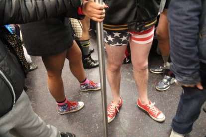 Pasajeros del metro de Nueva York viajan sin pantalones durante el "The No Pants Subway Ride" hoy, domingo 11 de enero de 2015, en Nueva York (NY, EE.UU.). Centenares de neoyorquinos desafiaron hoy a las gélidas temperaturas y sorprendieron a los usuarios