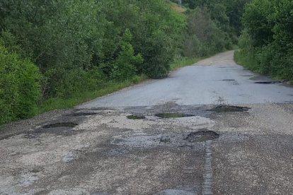 Estado que presenta la calzada del vial que une Páramo del Sil con Cerredo. DL