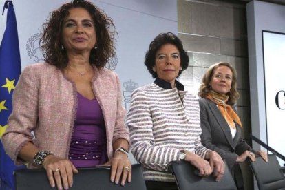 La ministra de Hacienda, María Jesús Montero, la ministra portavoz, Isabel Celáa, y la de Economía, Nadia Calviño, en la rueda de prensa posterior a la reunión del Consejo de Ministros.