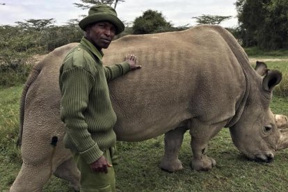 Un trabajador de la reserva de Kenia Ol Pejeta, con Sudán.