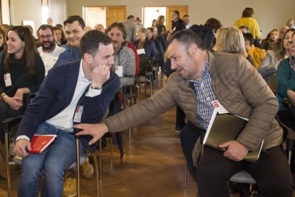 Javier Alfonso Cendón y Eduardo Morán, el uno y el dos del PSOE leonés, en un comité provincial.