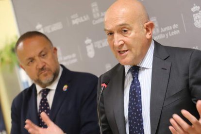 Gerardo Álvarez Courel y Jesús Julio Carnero, ayer en la sede del Consejo del Bierzo en el Edificio Minero de Ponferrada. ANA F. BARREDO