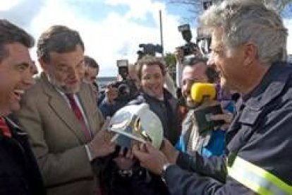 Rajoy recibe un casco de los bomberos de Aena, que también le dieron sus reivindicaciones laborales