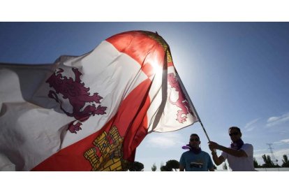 Imagen de una bandera de la Comunidad autónoma en una celebración de Villalar. R. GARCÍA