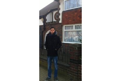 Guillermo delante de la casa en la que vive en Leicester.