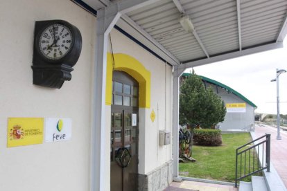 Estación de Feve en San Feliz de Torío, tras ser rehabilitada como punto de partida de los trenes de la línea a Bilbao.